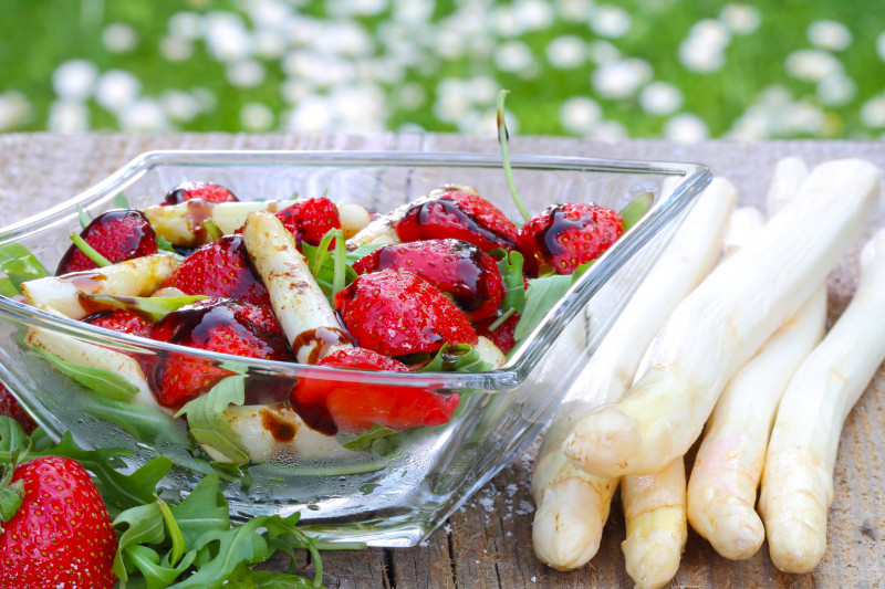 tagAlt.Asparagus Strawberries Balsamic Vinegar Salad