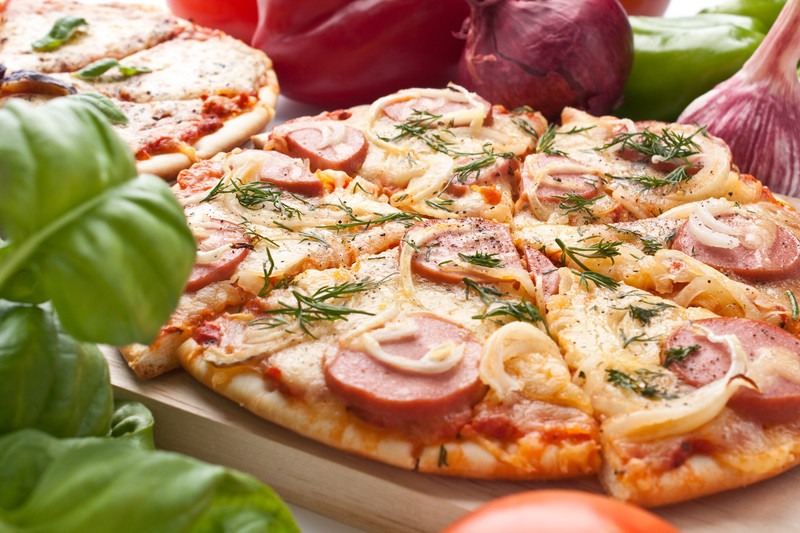 tagAlt.Pizza affettata della cipolla e della salsiccia con gli ingredienti