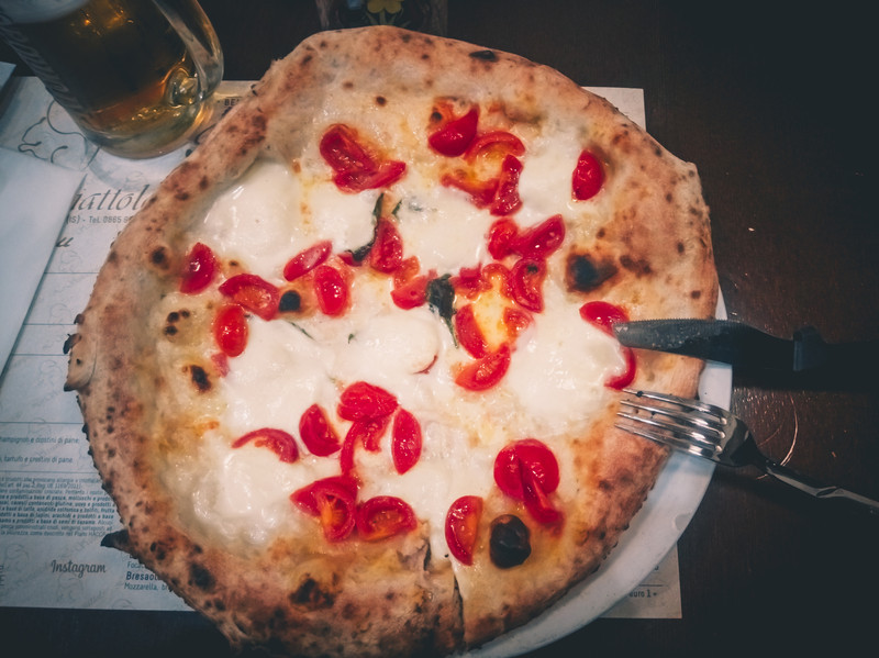 tagAlt.Pizza with fresh tomatoes and buffalo scamorza cheese