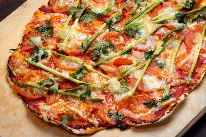 tagAlt.Pizza with Asparagus Cherry Tomatoes and Burrata