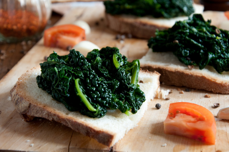 tagAlt.Toasted Bread Rounds with Tuscan Kale