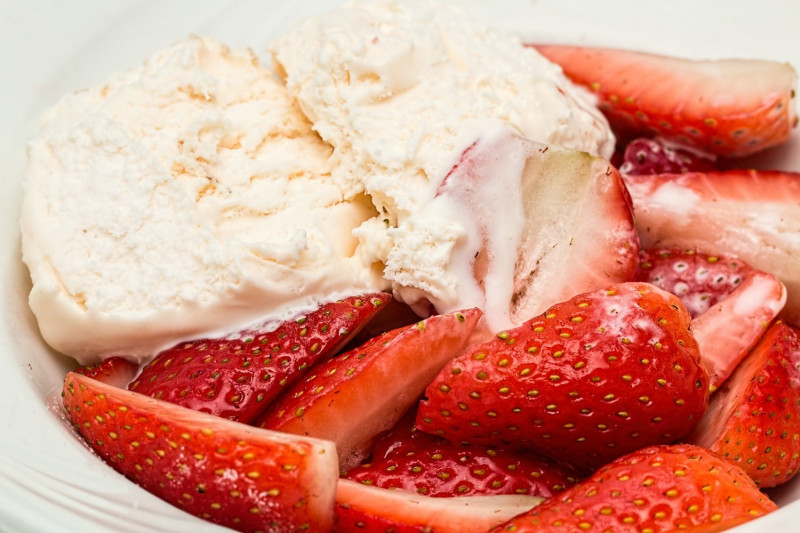 tagAlt.Yogurt Gelato with Strawberries and Apple Balsamic Vinegar