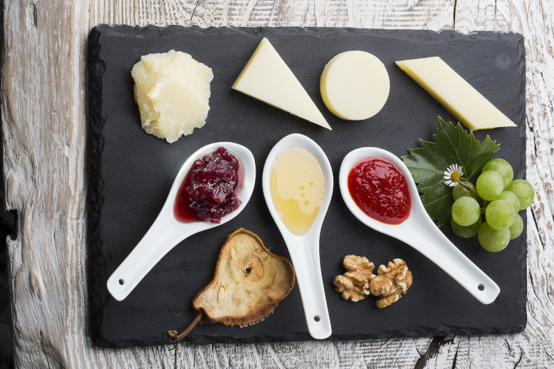 tagAlt.piave cheeseboard with jam