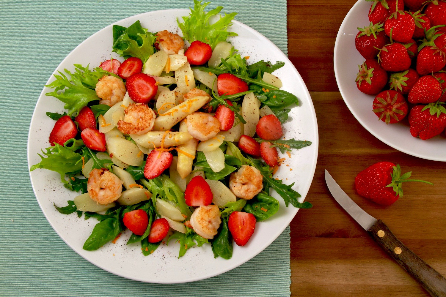 Refreshing Prawn, Strawberry, and Arugula Summer Salad | MaMaBlip