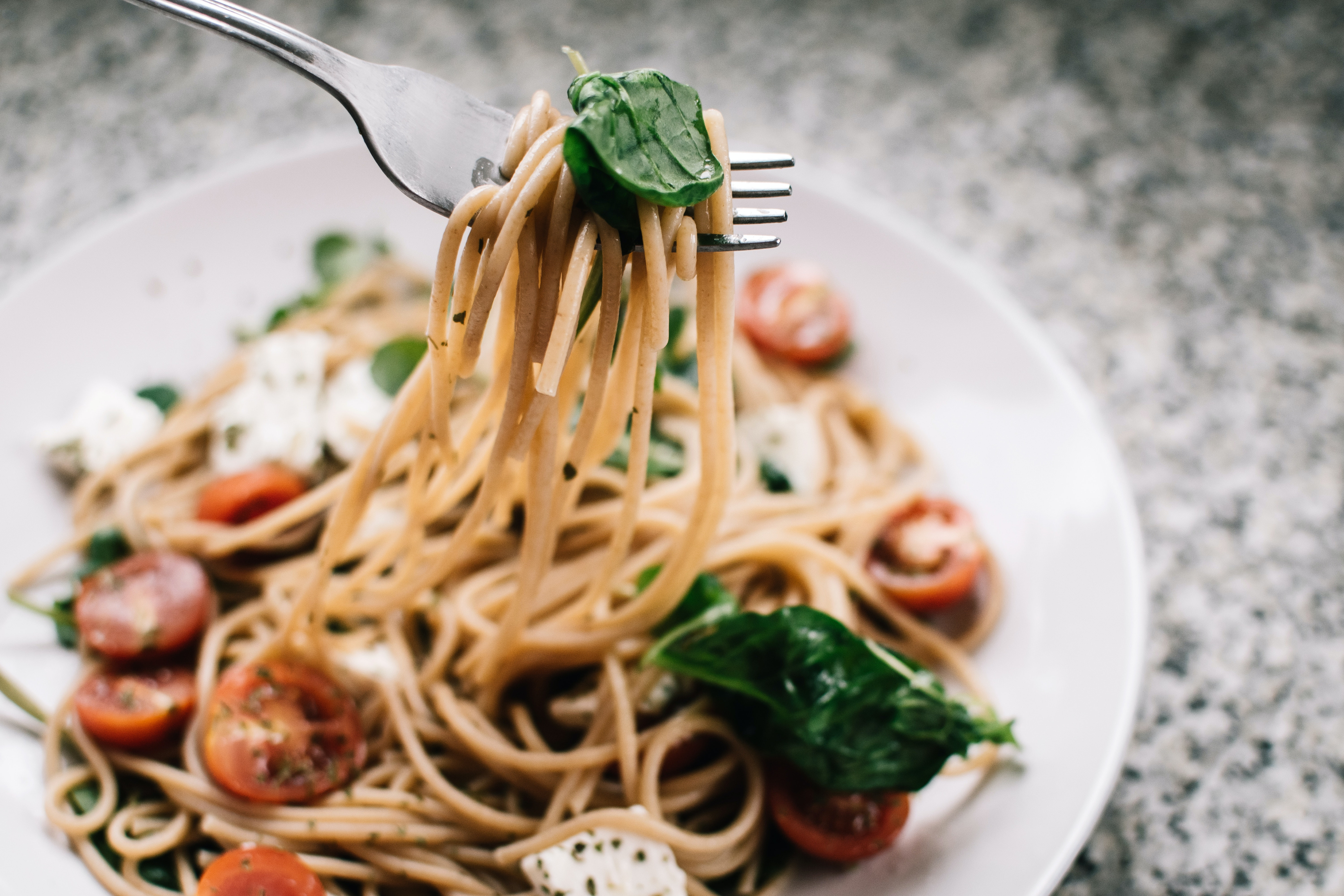 Chilled Spaghetti with Tomatoes, Basil, and Fresh Mozzarella | MaMaBlip